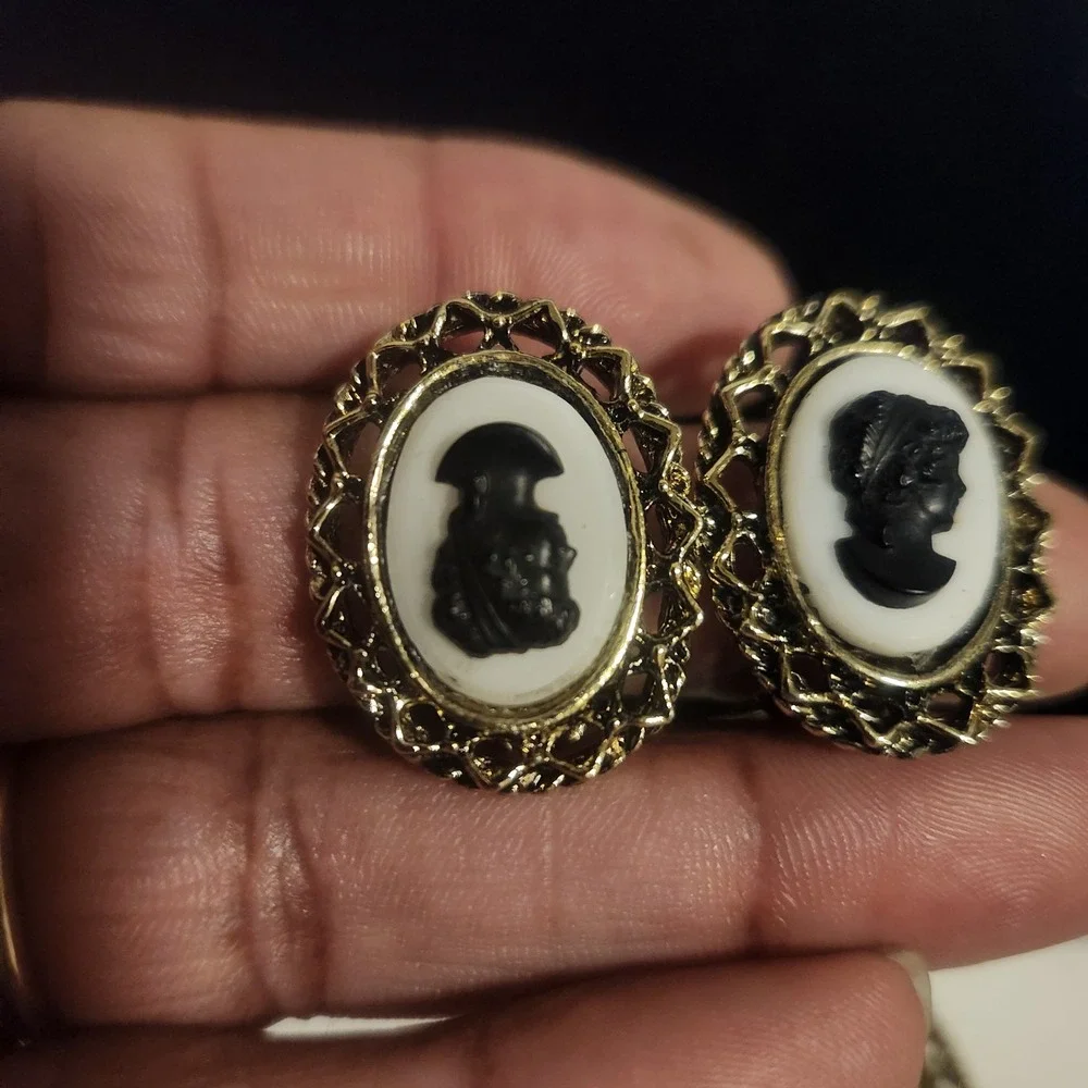 Vtg Cameo Brooch and Clip On Earrings Set‎ Gold Tone Black White Filigree READ